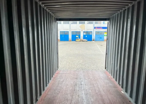 130d33_1090f57b211d497090ffd5b0404d7e31mv2.webp Conteneur maritime de 20 pieds-Neuf – Prix & Disponibilité