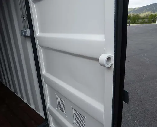 130d33_259761bf51784be18075f850831c7c5emv2.webp Conteneur 15 pied avec installation électriquegrilles daération et ...