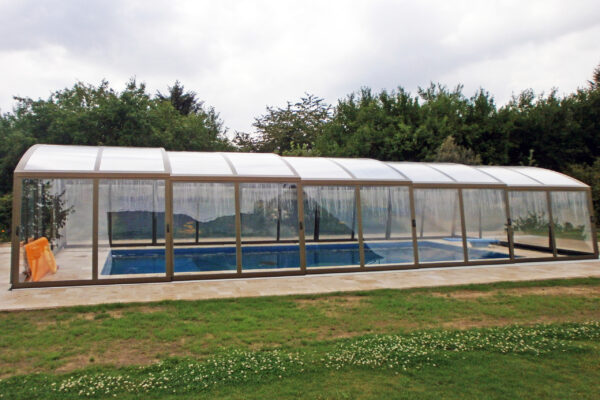 130d33_30ea24d6eea44312b3ff13b757a70823mv2-1.jpg Abri de piscine Hoch-Neuf – Montage Simple & Rapide