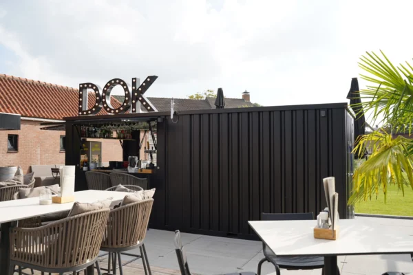 130d33_3aa422c62e614ce88b6221cc4538ec7dmv2.webp Conteneur Bar Démontable 82 mètres Noir RAL 9005-Neuf – Devis Gratuit