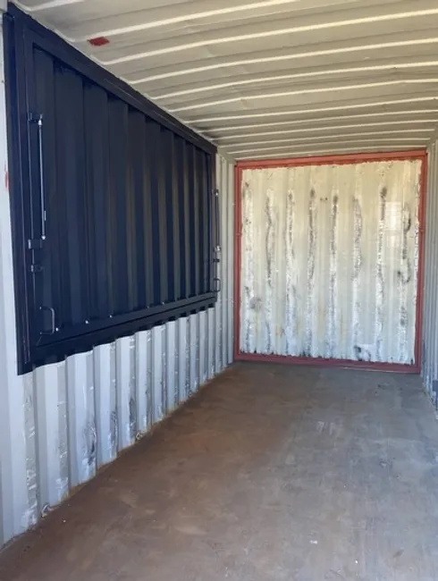 130d33_4188b83f0f3e4c3796592d62d09997efmv2.webp Conteneur Gastronomique 20 Pieds High Cube avec Trappe Ouverte Vers...