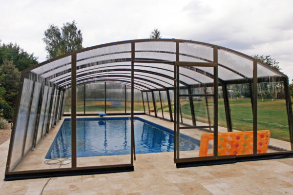 130d33_532aced4d54c402a9097c4068ed77dcbmv2.jpg Abri de piscine Hoch-Neuf – Montage Simple & Rapide