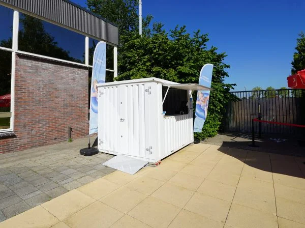 130d33_6ac751e401cc4353a31c5d2a72d96b79mv2.webp Conteneur Bar Démontable XL 32 mètres Blanc RAL 9016-Neuf – Devis G...