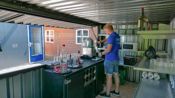 130d33_6e47af70b20d4608b59209546f58e4eamv2.webp Conteneur Bar Démontable 42 mètres XL Noir RAL 9005-Neuf – Devis Gr...