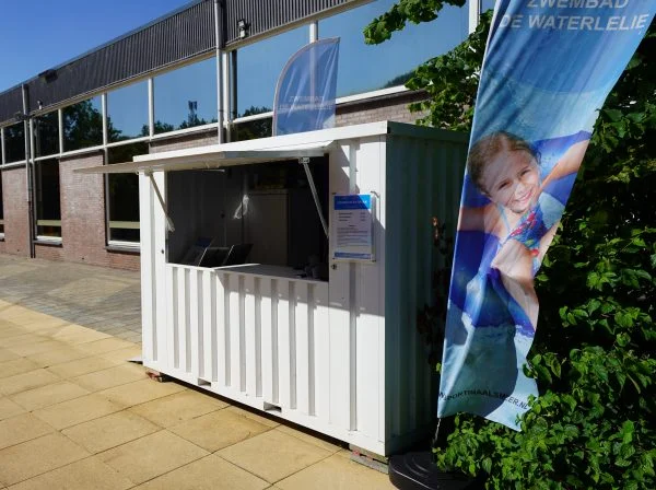 130d33_9a1e55bddfe94870aa89094c5ba4c6a8mv2.webp Conteneur Bar Démontable XL 32 mètres Blanc RAL 9016-Neuf – Devis G...