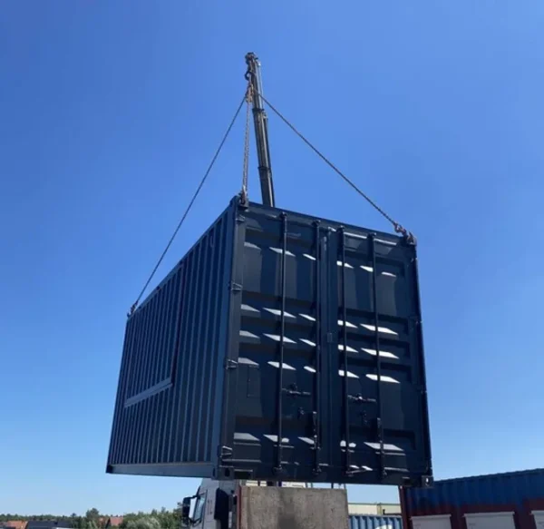 130d33_abfcecdf20c7470db458d14c6b490e65mv2.webp Conteneur Gastronomique 20 Pieds High Cube avec Trappe Ouverte Vers...