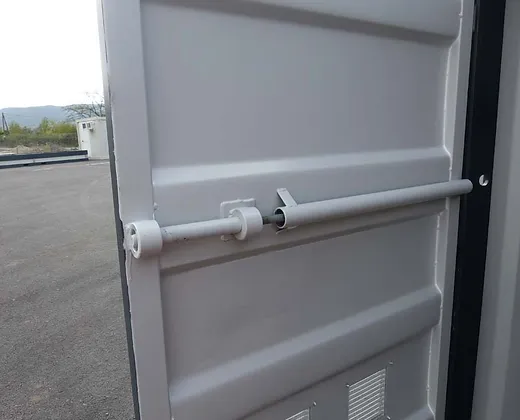 130d33_ae790f76b306495cb21cf534cf7329f2mv2.webp Conteneur 15 pied avec installation électriquegrilles daération et ...