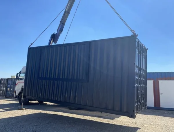 130d33_b16f0764f19b47c88edf092114a483e3mv2.webp Conteneur Gastronomique 20 Pieds High Cube avec Trappe Ouverte Vers...