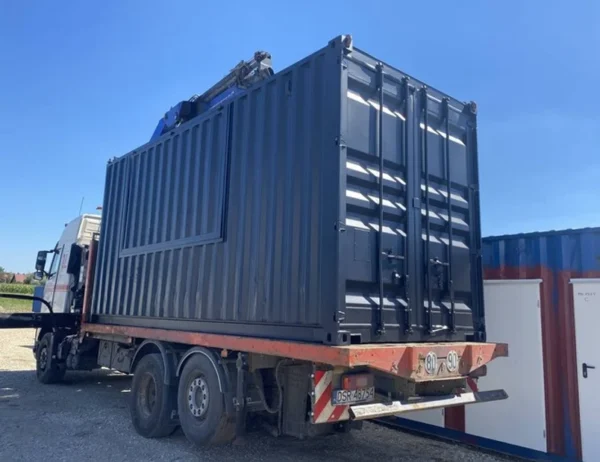 130d33_be6aa5aa5e174d668dfb0ef83c8ec1ecmv2.webp Conteneur Gastronomique 20 Pieds High Cube avec Trappe Ouverte Vers...