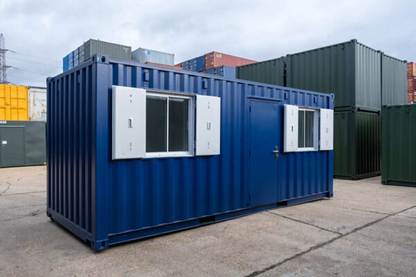 130d33_de90b61e5fd34763baa064d6f1c38e87mv2.jpeg Container 20 de bureau avec 2 fenêtres-Neuf – Aménagement Professio...