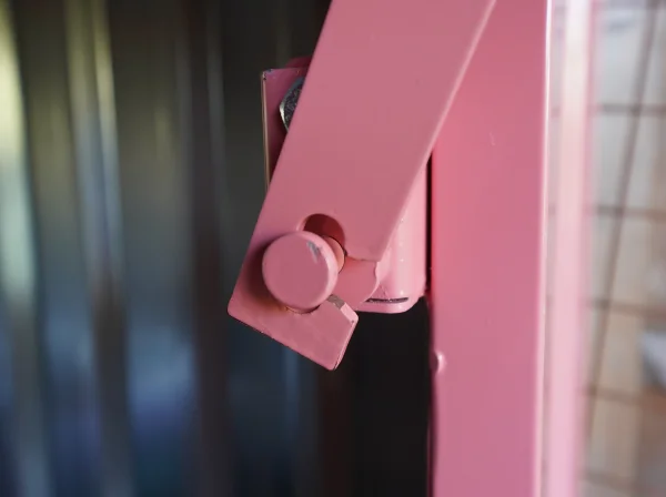 130d33_e1cf3a321f714cfc9638c2c354bbb053mv2.webp Conteneur Bar Démontable XL 32 m Rose RAL 3015-Neuf – Devis Gratuit