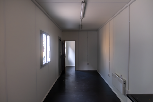 130d33_fc410dc928ba4e299756fb11d6fc0f26mv2.png Container 40 bureau High cube-Neuf – Aménagement Professionnel