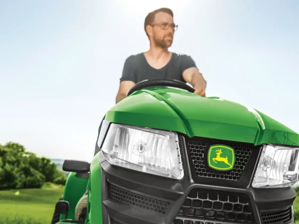 att-5333.webp Tondeuse autoportée John Deere X380 – Performances exceptionnelles ...
