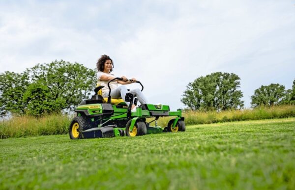att-5355.jpg Tondeuse électrique ZTRAK 107 cm John Deere Z370R – Entretien Facil...