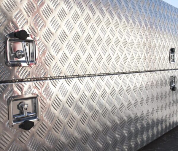 Coffre aluminium 4 ouvertures 1300L – Organisation optimale