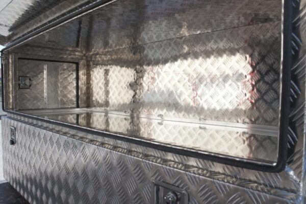 Coffre aluminium 4 ouvertures 1300L – Organisation optimale