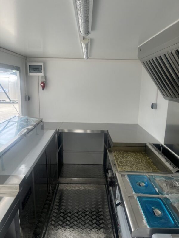 att-8602.jpg Remorque Food-Truck ERZODA Catering Trailer 2400kg – Commerce Ambul...