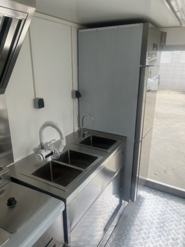 att-8603.jpg Remorque Food-Truck ERZODA Catering Trailer 2400kg – Commerce Ambul...