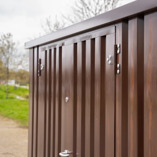 c541a2_52265ea5a55644c590461bf511e2da47mv2.webp Container imitation bois 3 x 2 mètres – avec double porte grand cot...